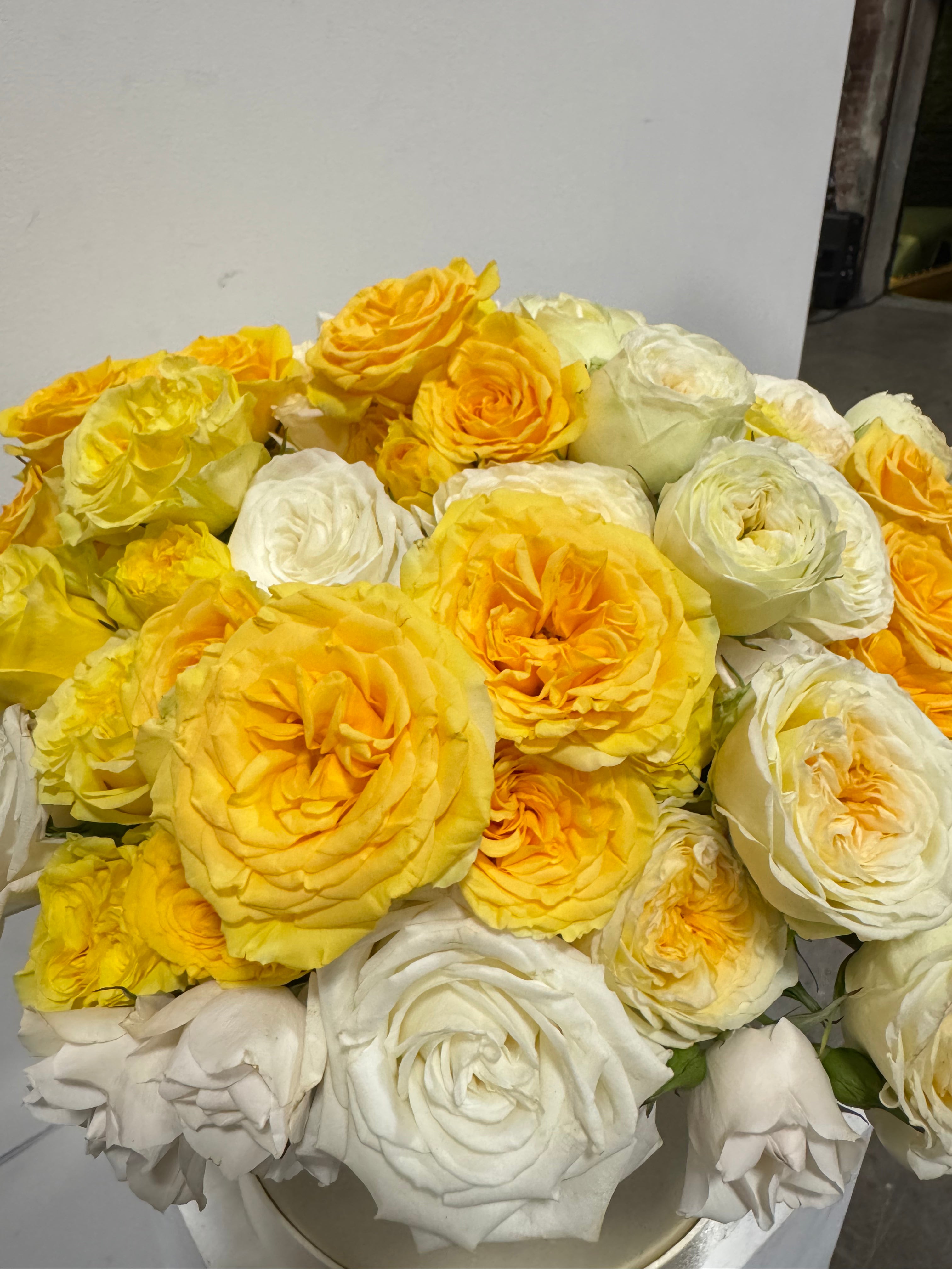 Golden Hour Hat Box Arrangement – Luxury Yellow & Cream Garden Roses