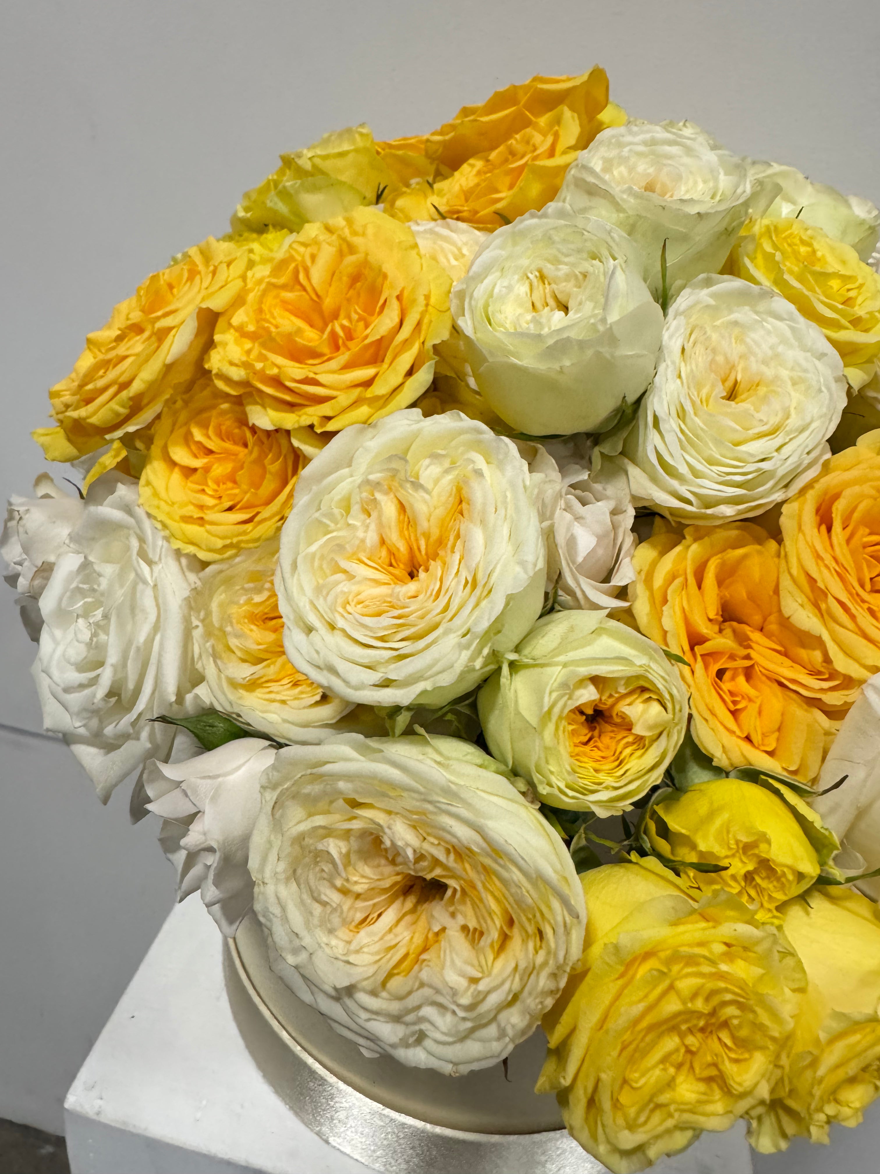 Golden Hour Hat Box Arrangement – Luxury Yellow & Cream Garden Roses