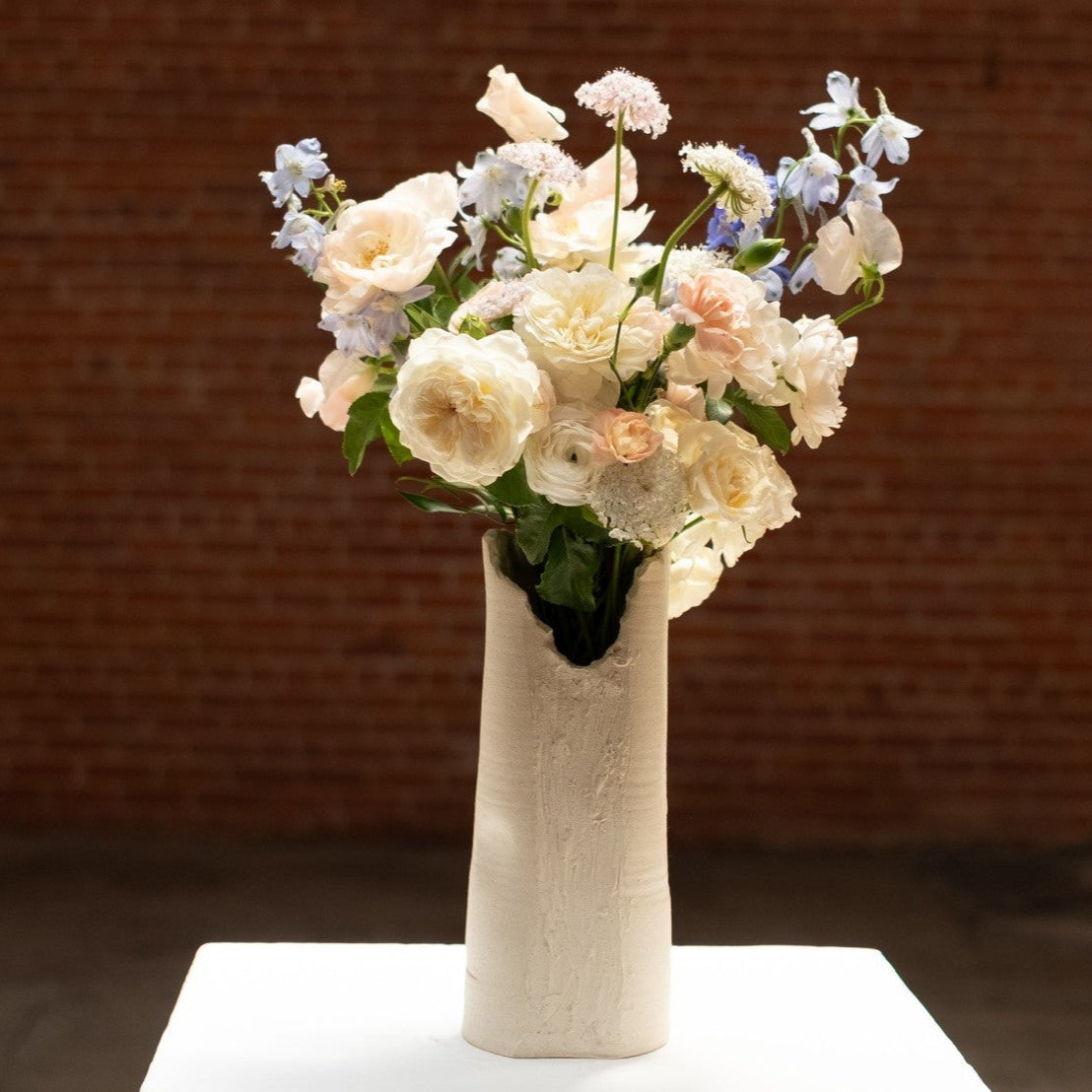 Dumae Vase with romantic bouquet